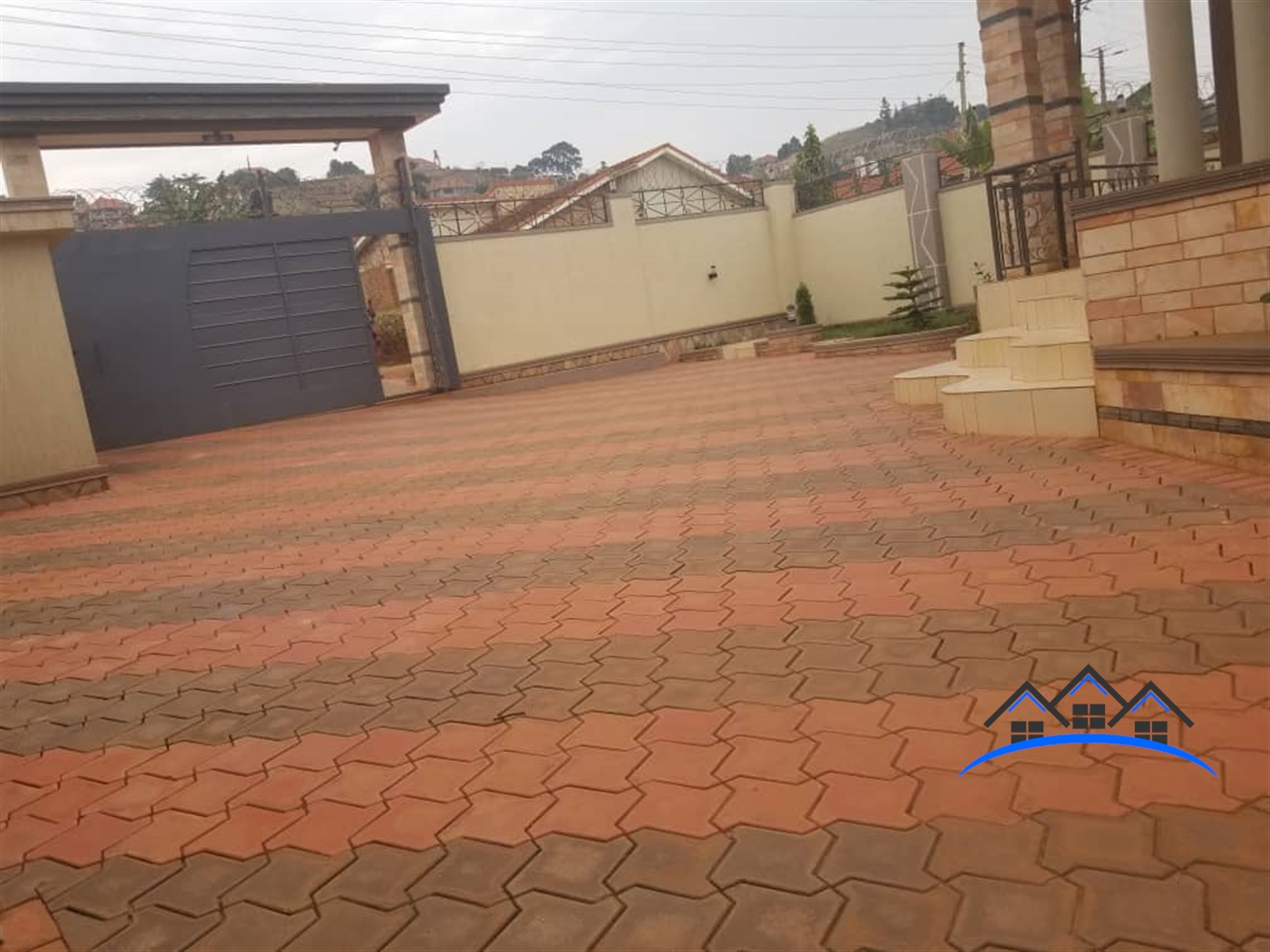 Mansion for sale in Bwebajja Wakiso