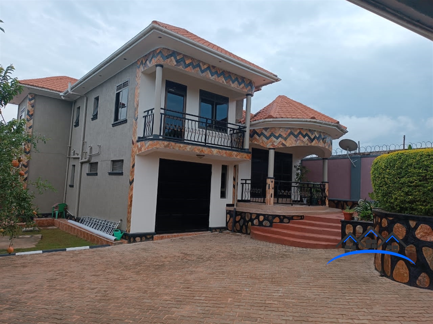 Storeyed house for sale in Kawuku Wakiso