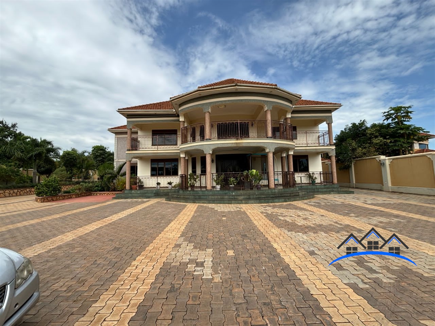 Mansion for sale in Kira Wakiso