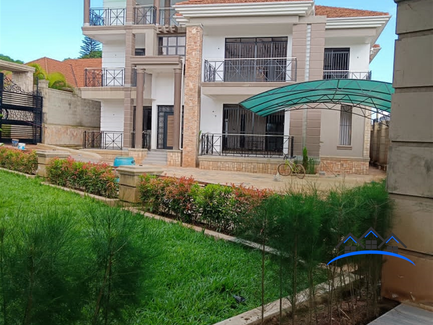 Storeyed house for sale in Kitende Wakiso