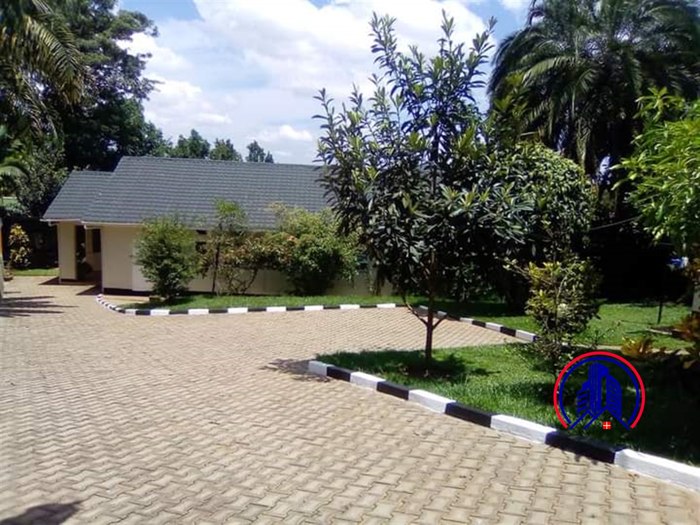 Bungalow for rent in Bugoloobi Kampala