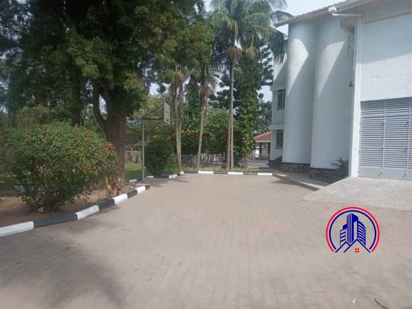 Storeyed house for rent in Bugoloobi Kampala