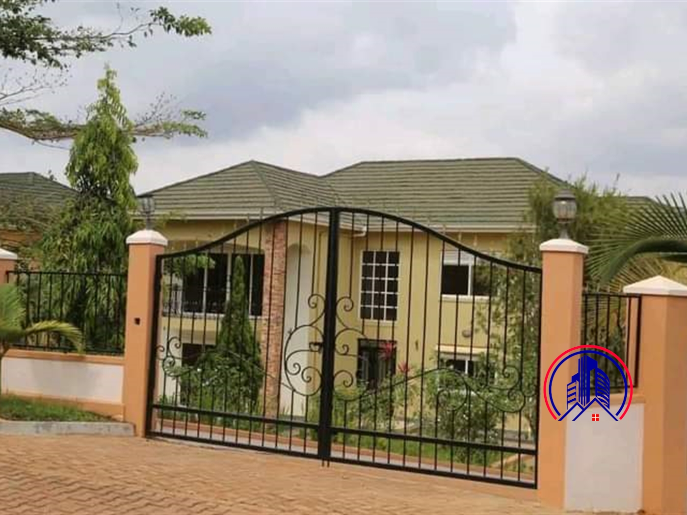 Storeyed house for sale in Bwebajja Wakiso