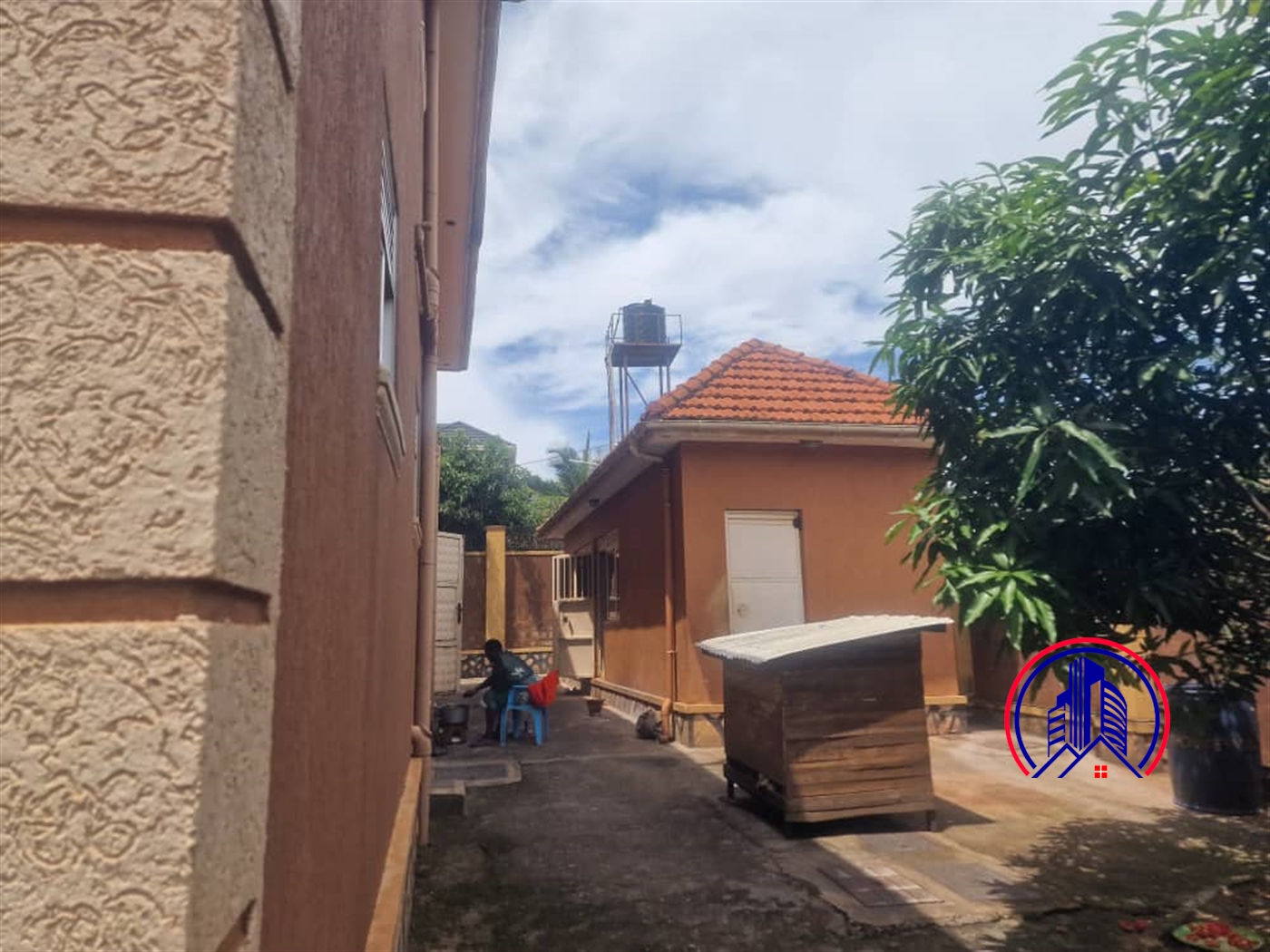 Storeyed house for sale in Bwebajja Wakiso