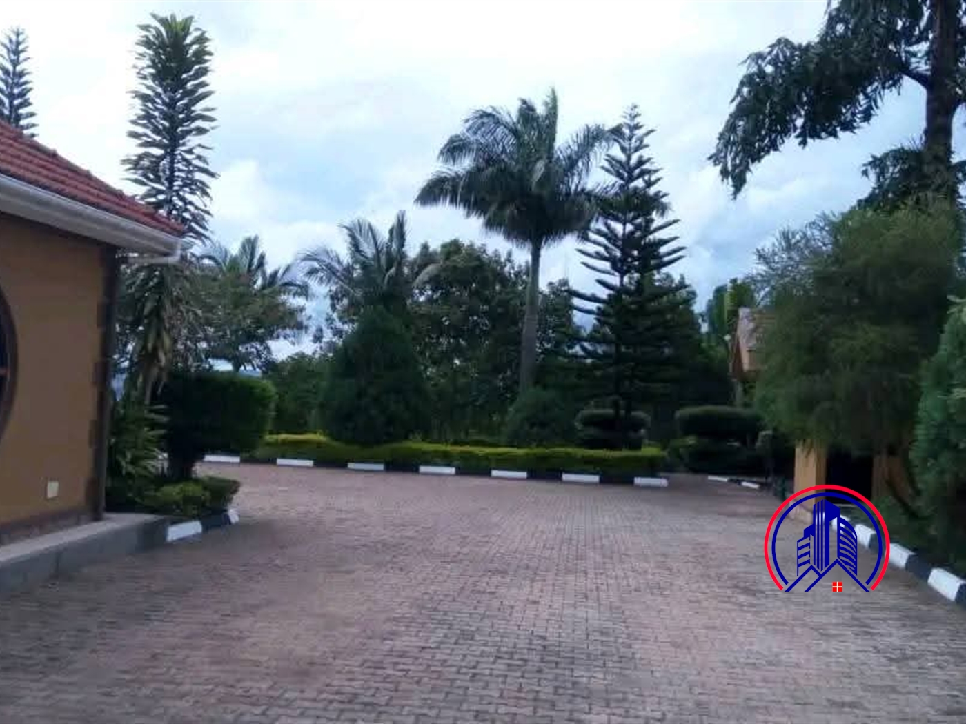 Storeyed house for rent in Mutungo Kampala