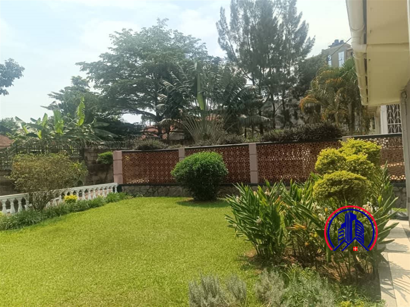 Bungalow for rent in Bugoloobi Kampala