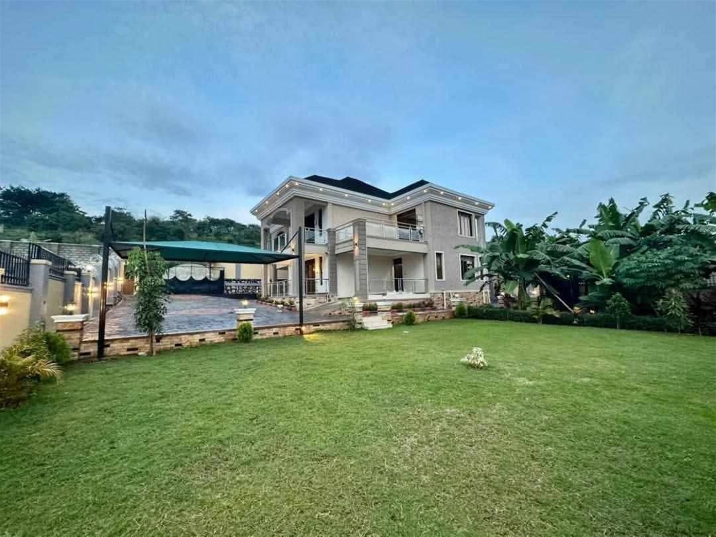 Mansion for sale in Bwebajja Wakiso