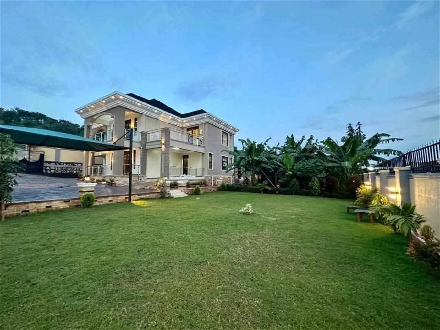 Mansion for sale in Bwebajja Wakiso