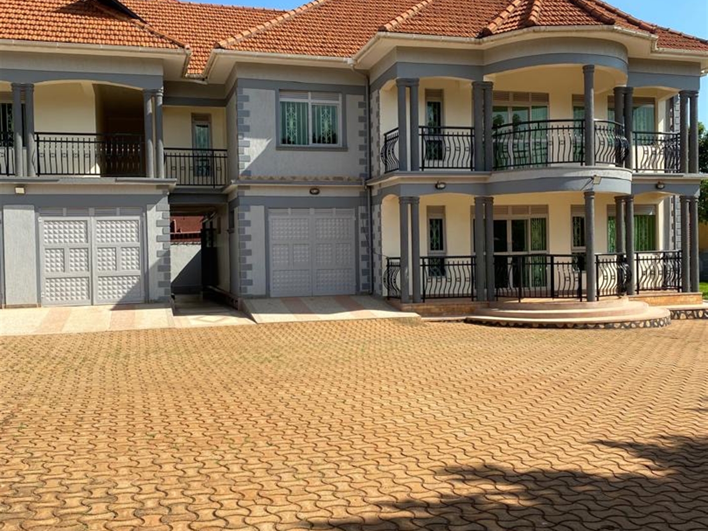 Mansion for rent in Bwebajja Wakiso