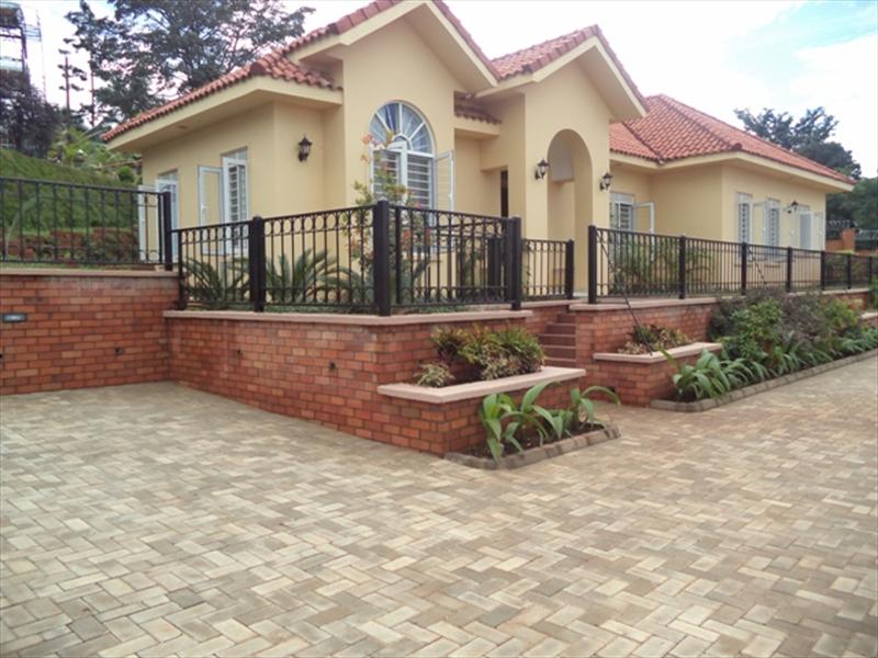 Villa for rent in Bwebajja Wakiso