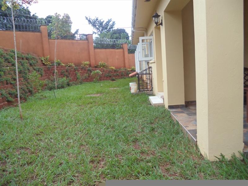 Villa for rent in Bwebajja Wakiso