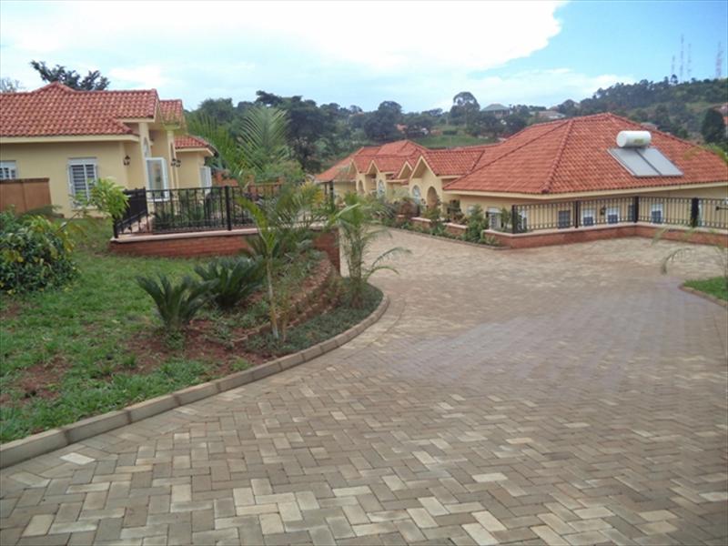 Villa for rent in Bwebajja Wakiso