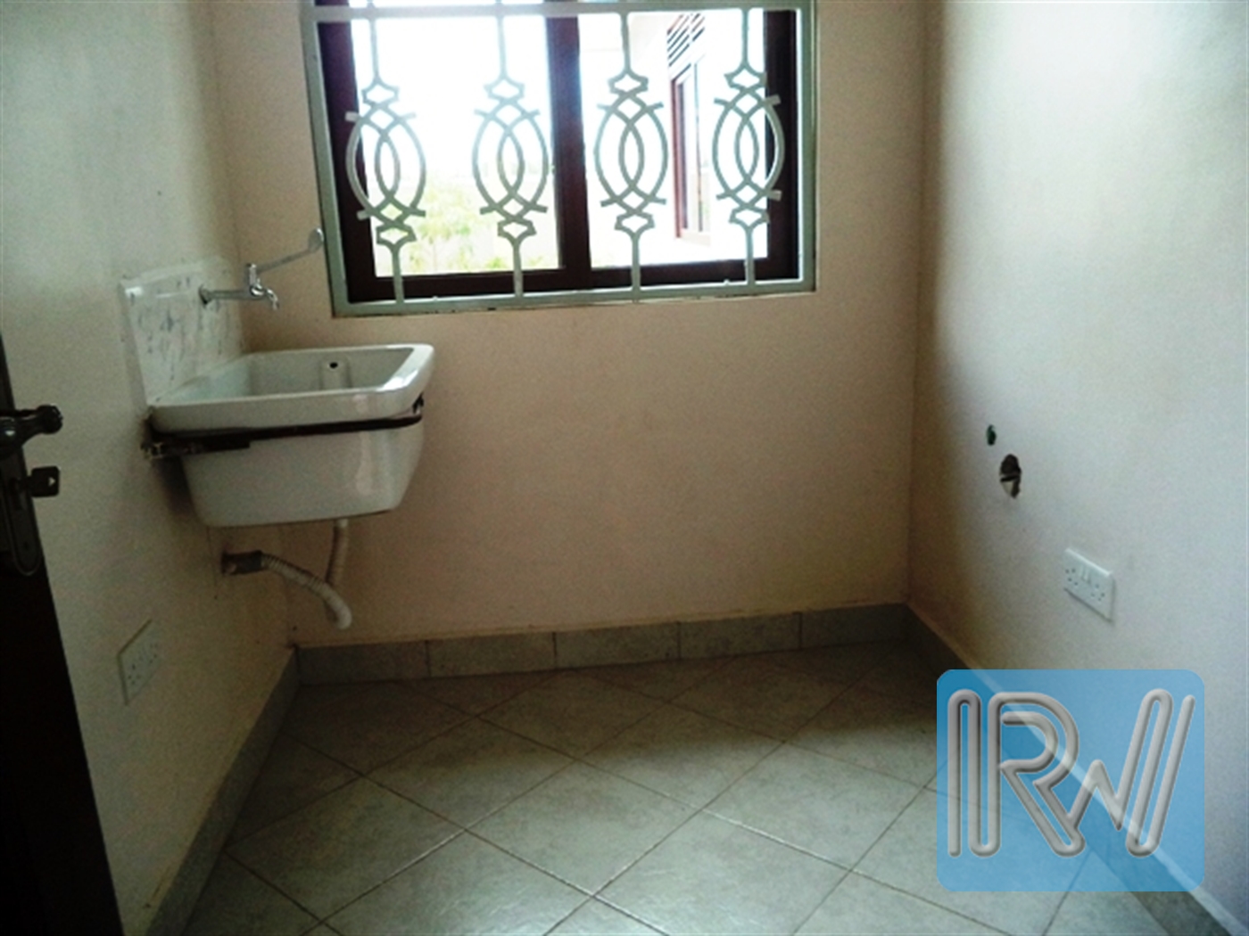 Mansion for rent in Katabi Wakiso