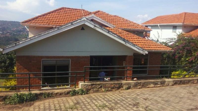 Mansion for rent in Bwebajja Wakiso