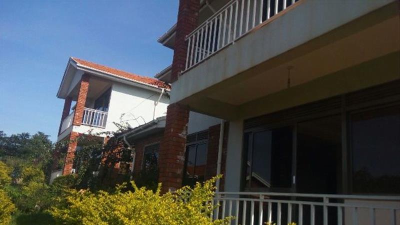 Mansion for rent in Bwebajja Wakiso