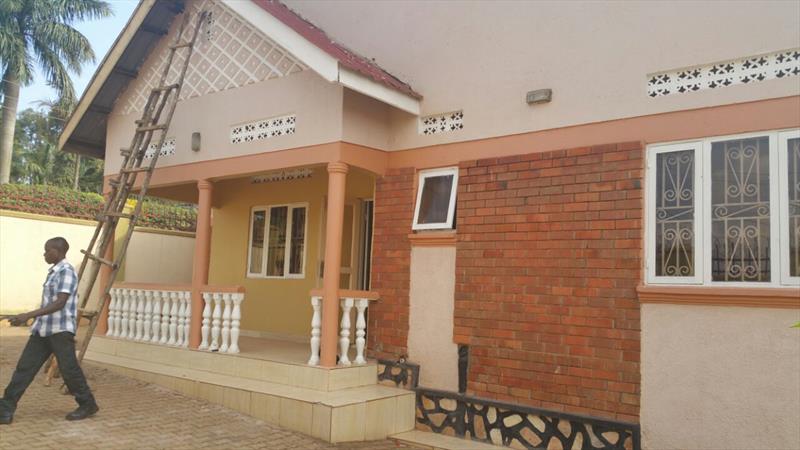 Bungalow for rent in Mutungo Kampala