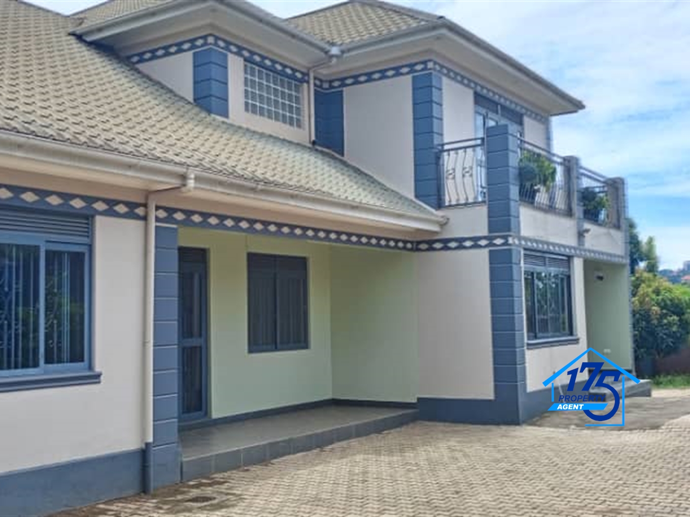 Storeyed house for rent in Mbalwa Wakiso