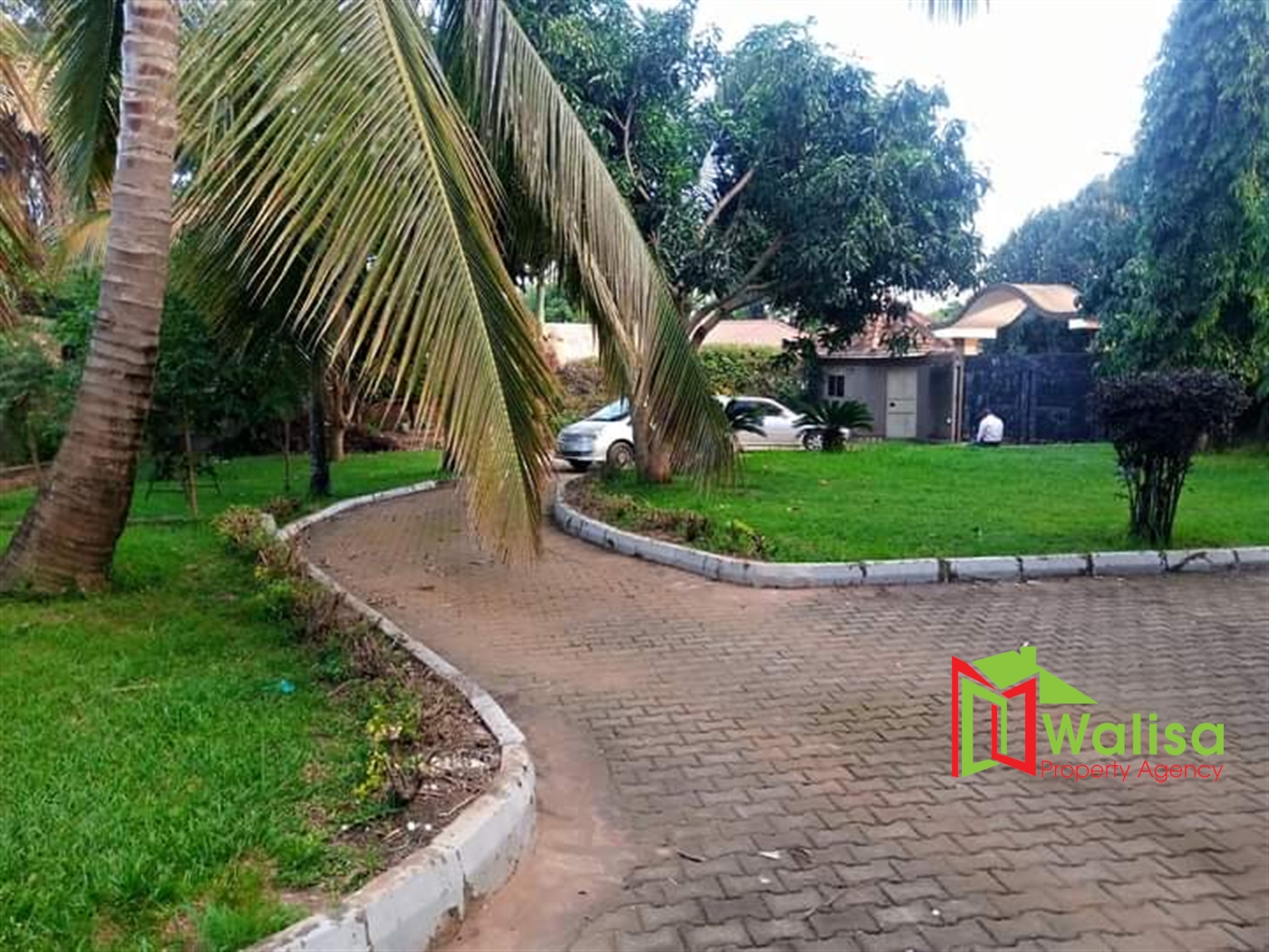 Storeyed house for sale in Kitubulu Wakiso