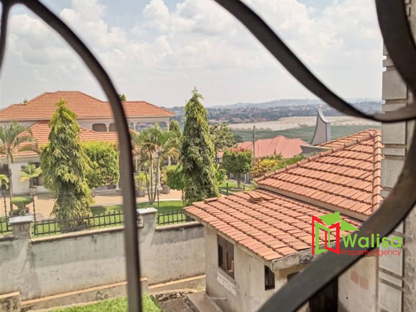 Storeyed house for sale in Kawuku Wakiso