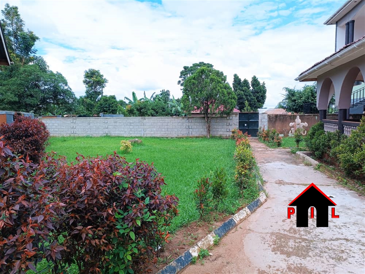 Storeyed house for sale in Kasangati Wakiso