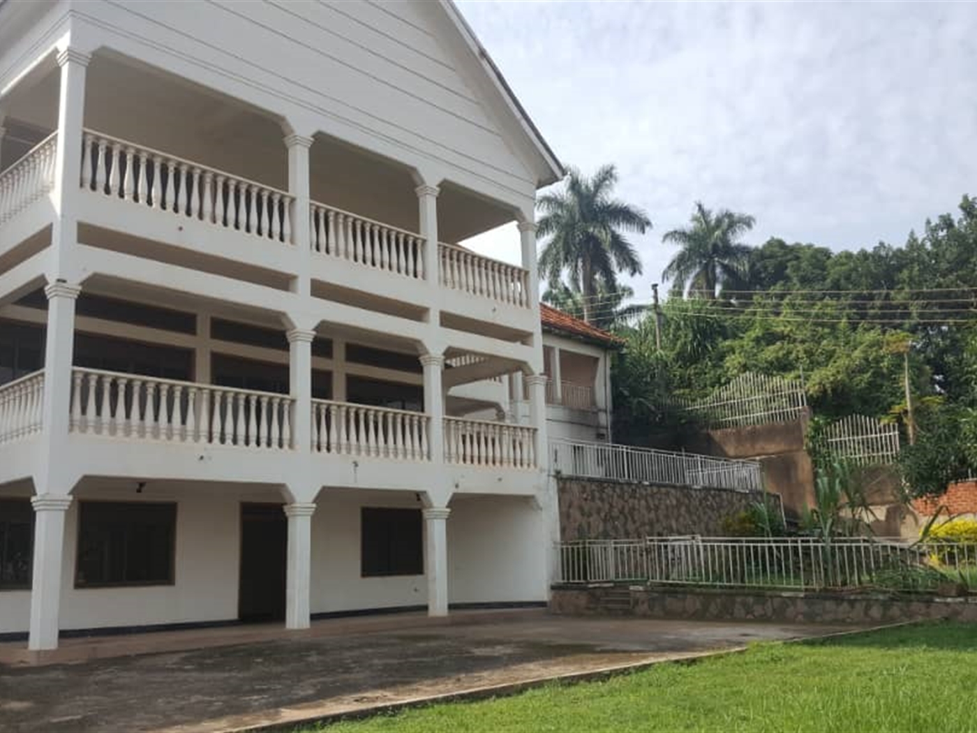 Mansion for rent in Muyenga Kampala