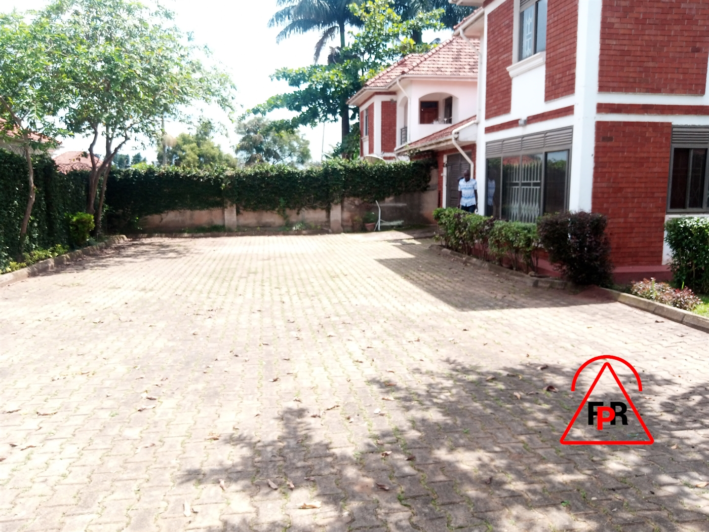 Storeyed house for rent in Bugoloobi Kampala