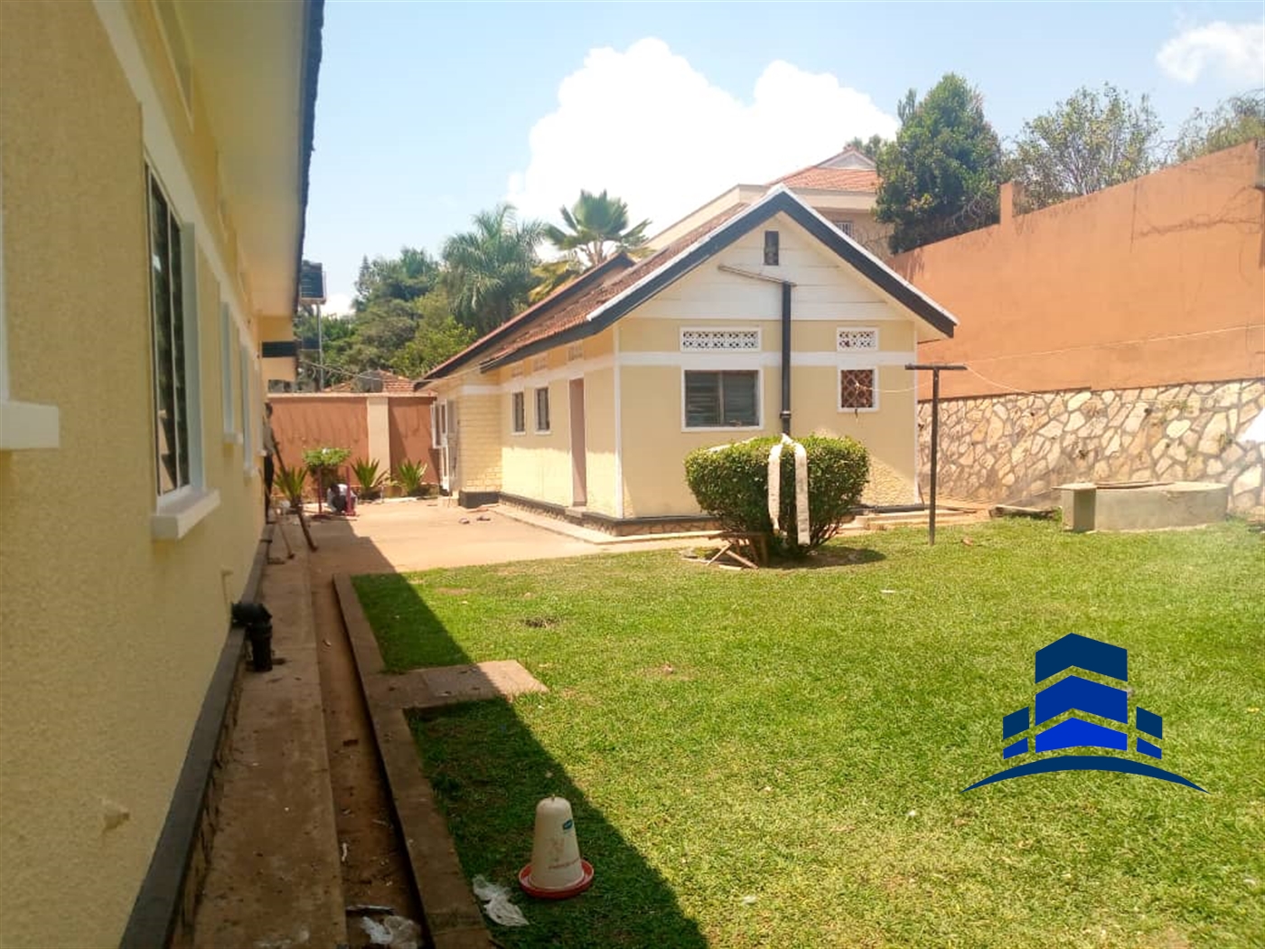 Bungalow for rent in Bugoloobi Kampala