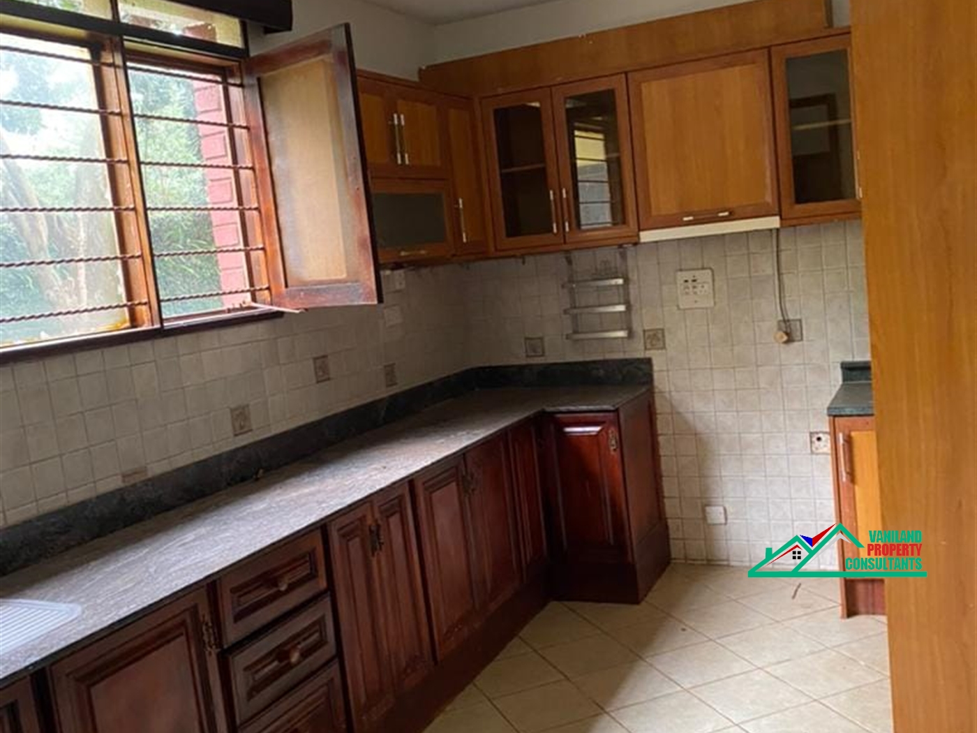 Bungalow for rent in Bugoloobi Kampala