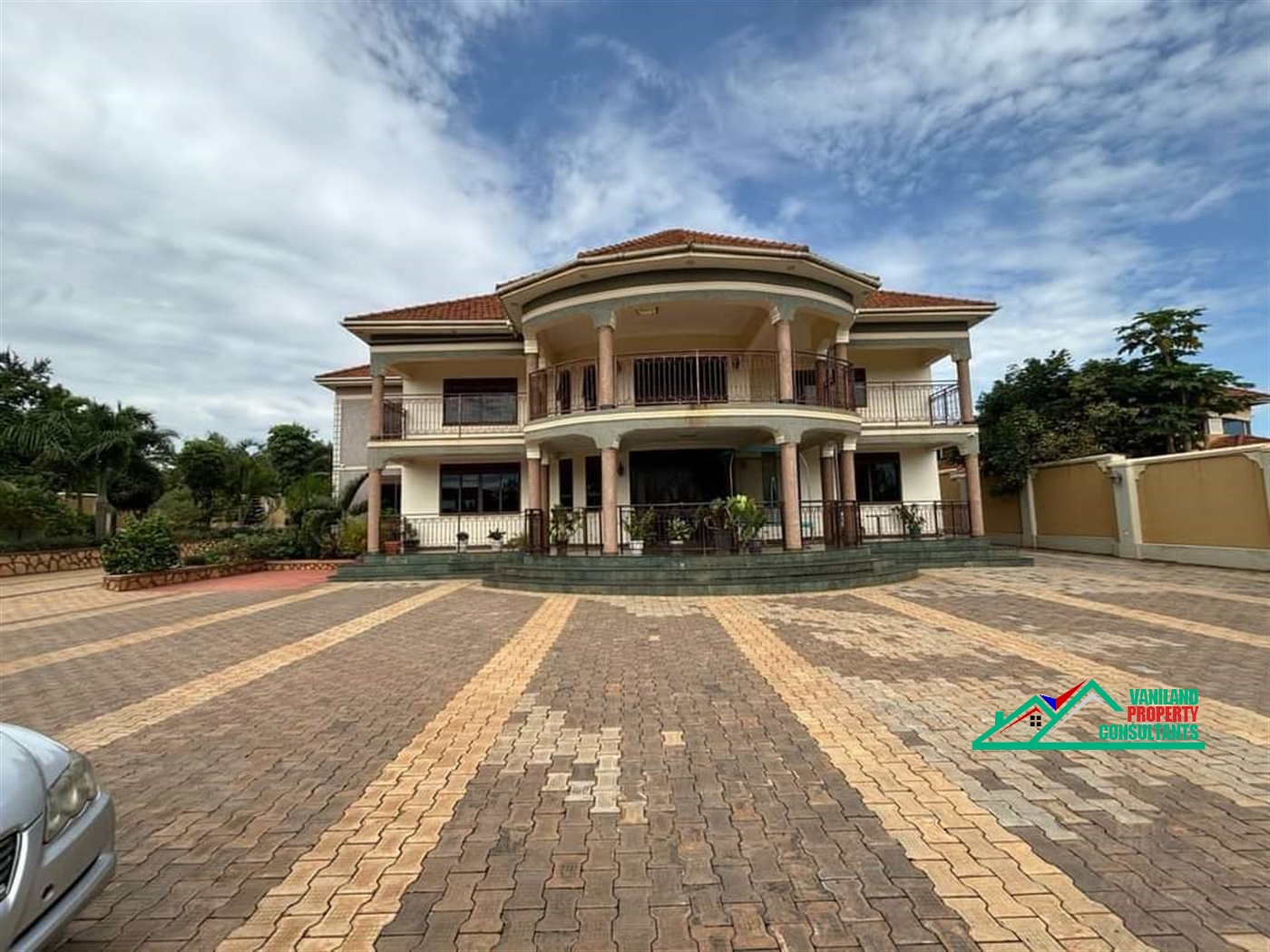 Mansion for sale in Kira Wakiso