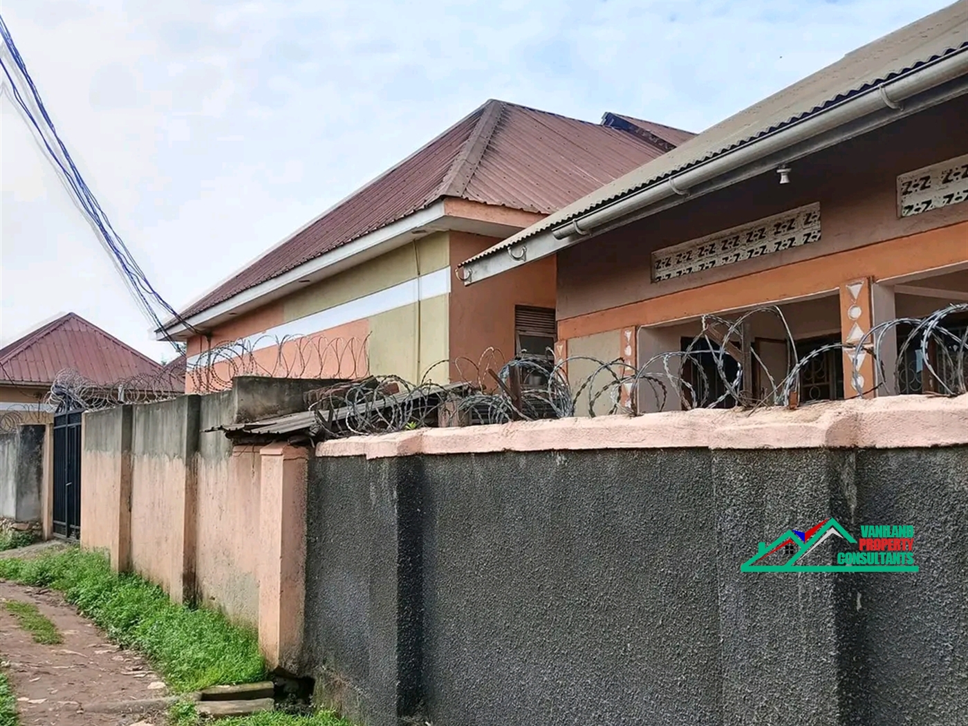 Semi Detached for rent in Mbuyaa Kampala