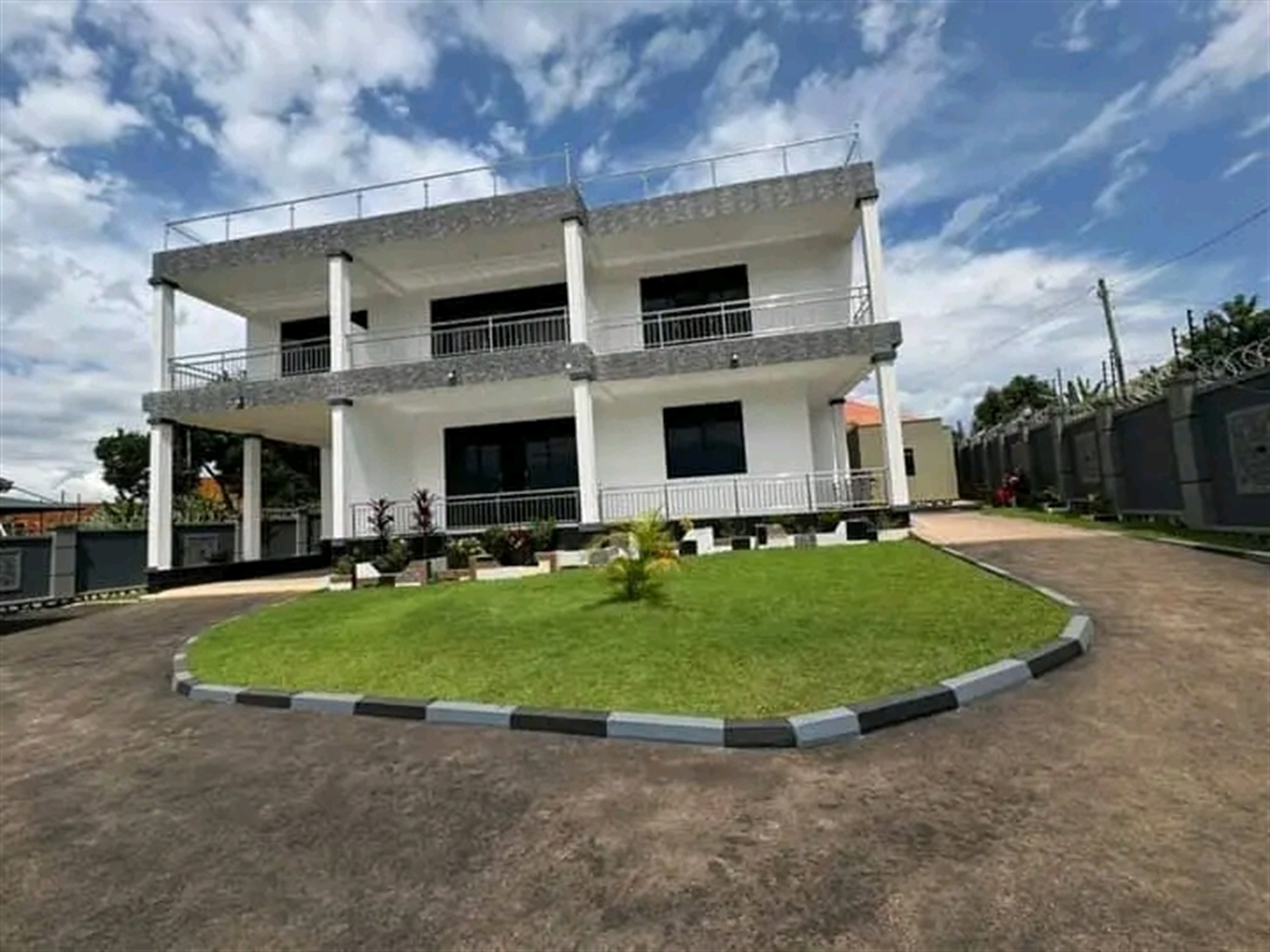 Villa for sale in Najjera Wakiso