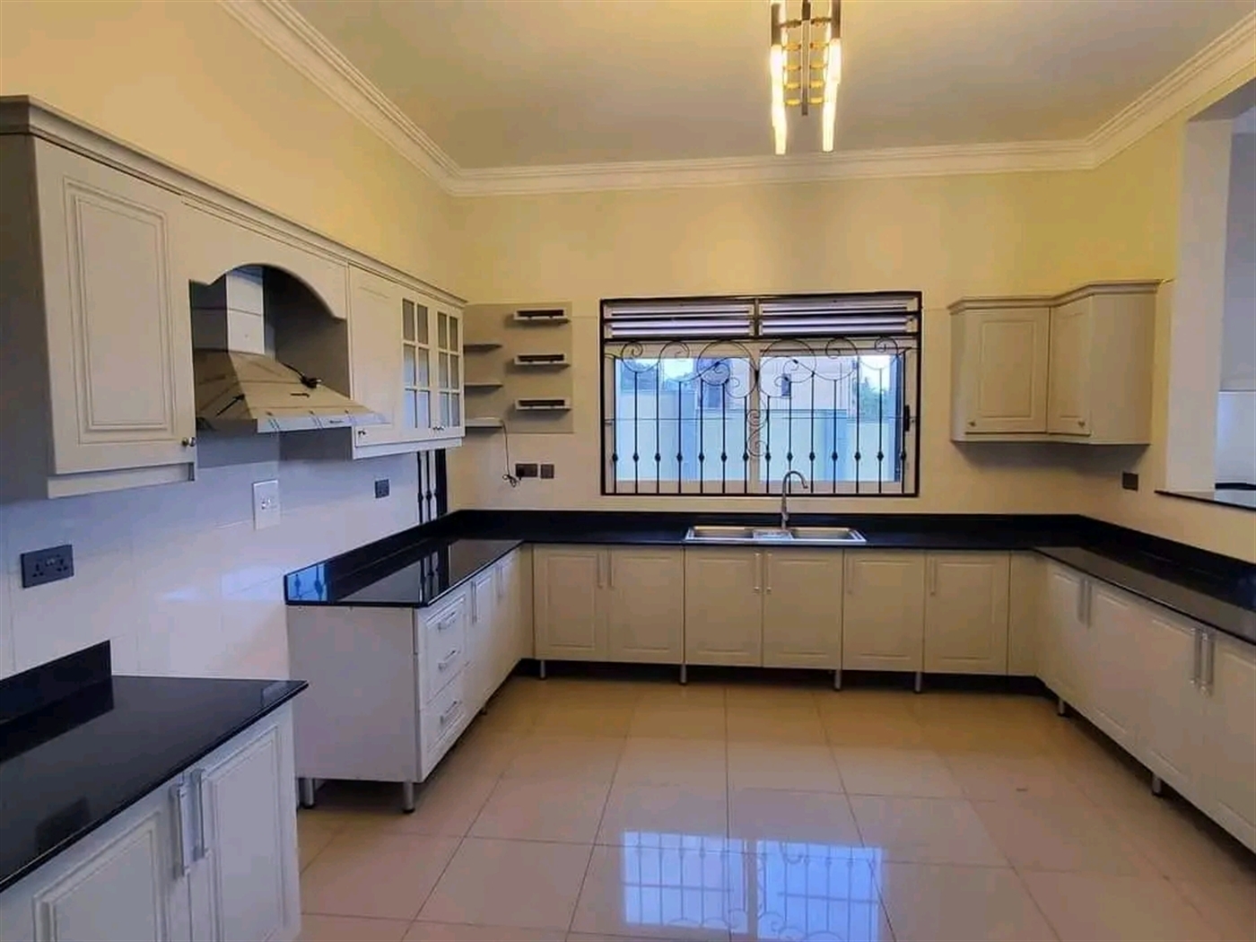 Villa for sale in Kitende Wakiso