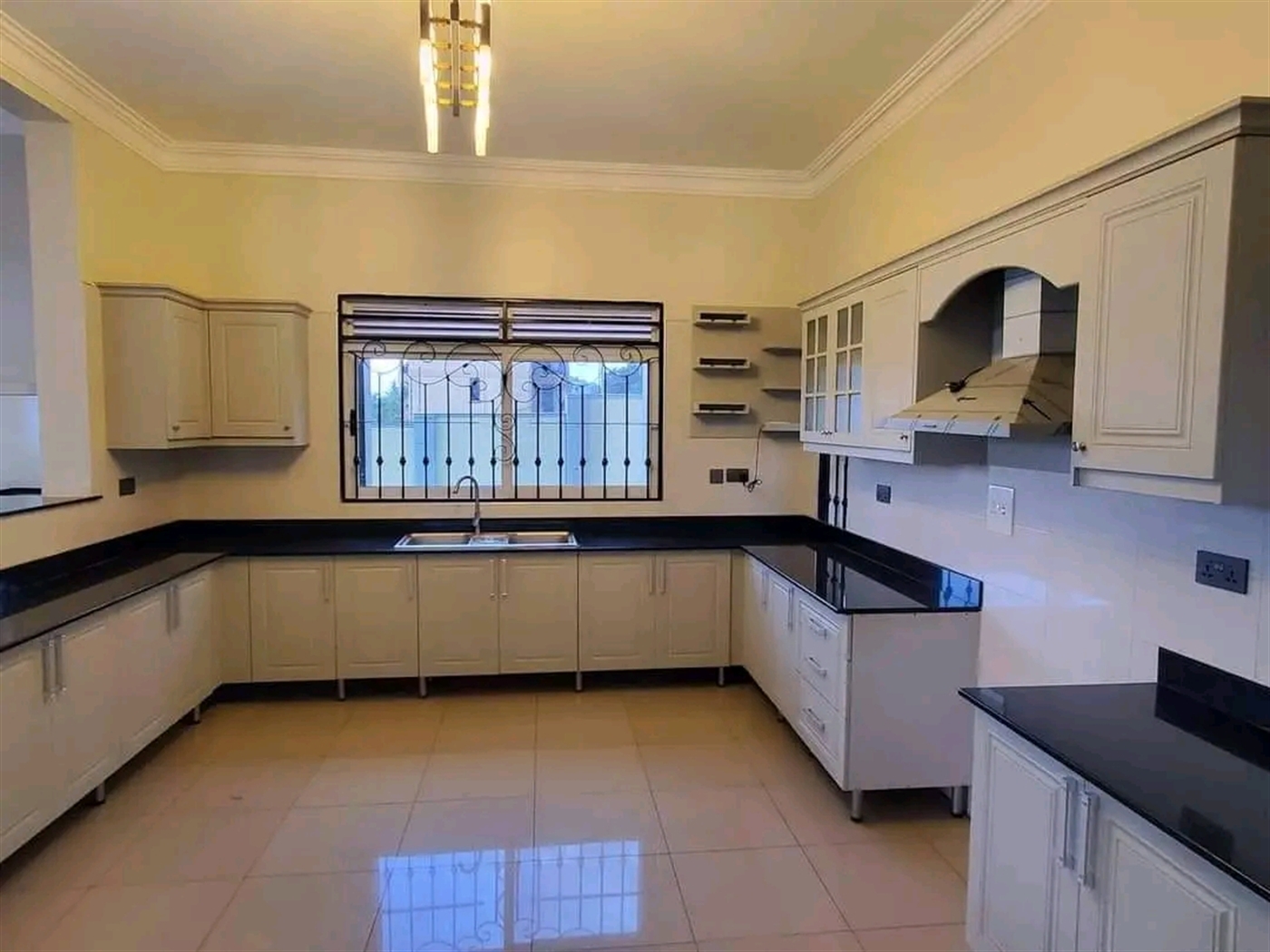 Villa for sale in Kitende Wakiso