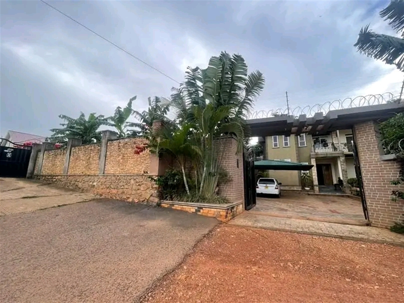 Villa for sale in Kyaliwajjala Wakiso