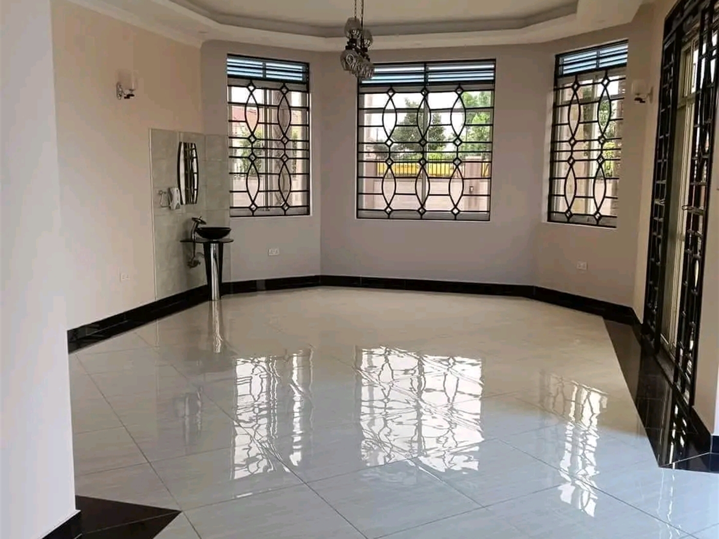 Villa for sale in Bwebajja Wakiso