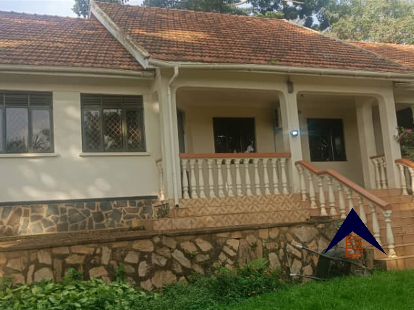 Bungalow for sale in Bugoloobi Kampala