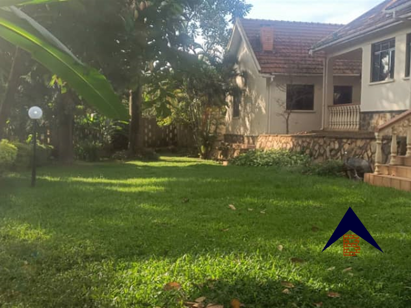 Bungalow for sale in Bugoloobi Kampala