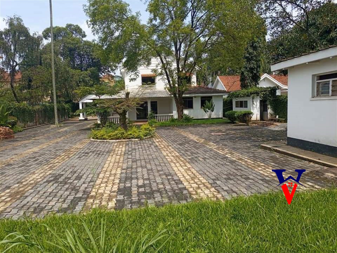 Storeyed house for sale in Bugoloobi Kampala