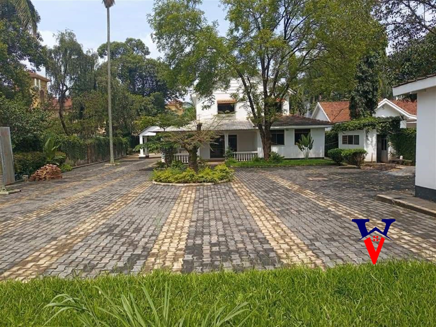 Storeyed house for sale in Bugoloobi Kampala