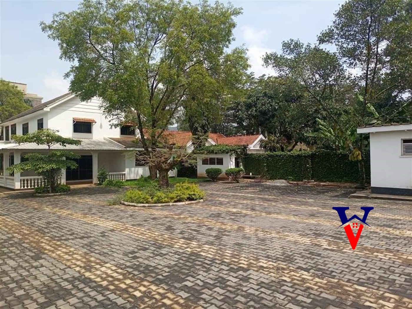 Storeyed house for sale in Bugoloobi Kampala