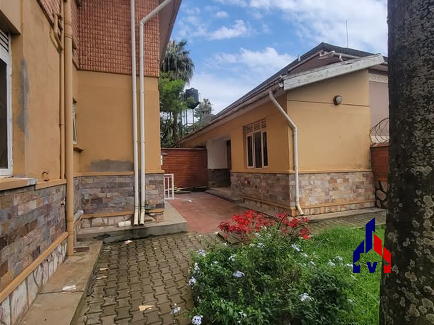 Storeyed house for rent in Bugoloobi Kampala