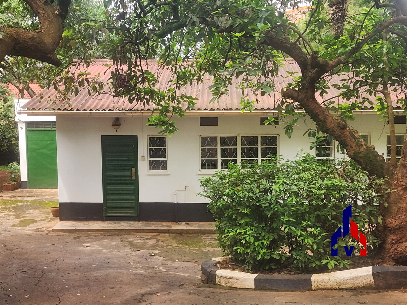 Bungalow for rent in Bugoloobi Kampala