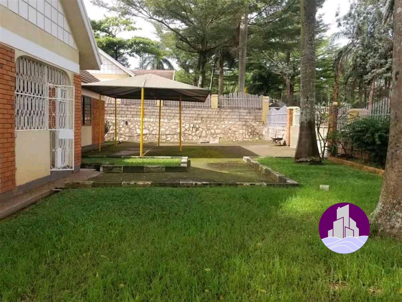 Bungalow for rent in Bugoloobi Kampala