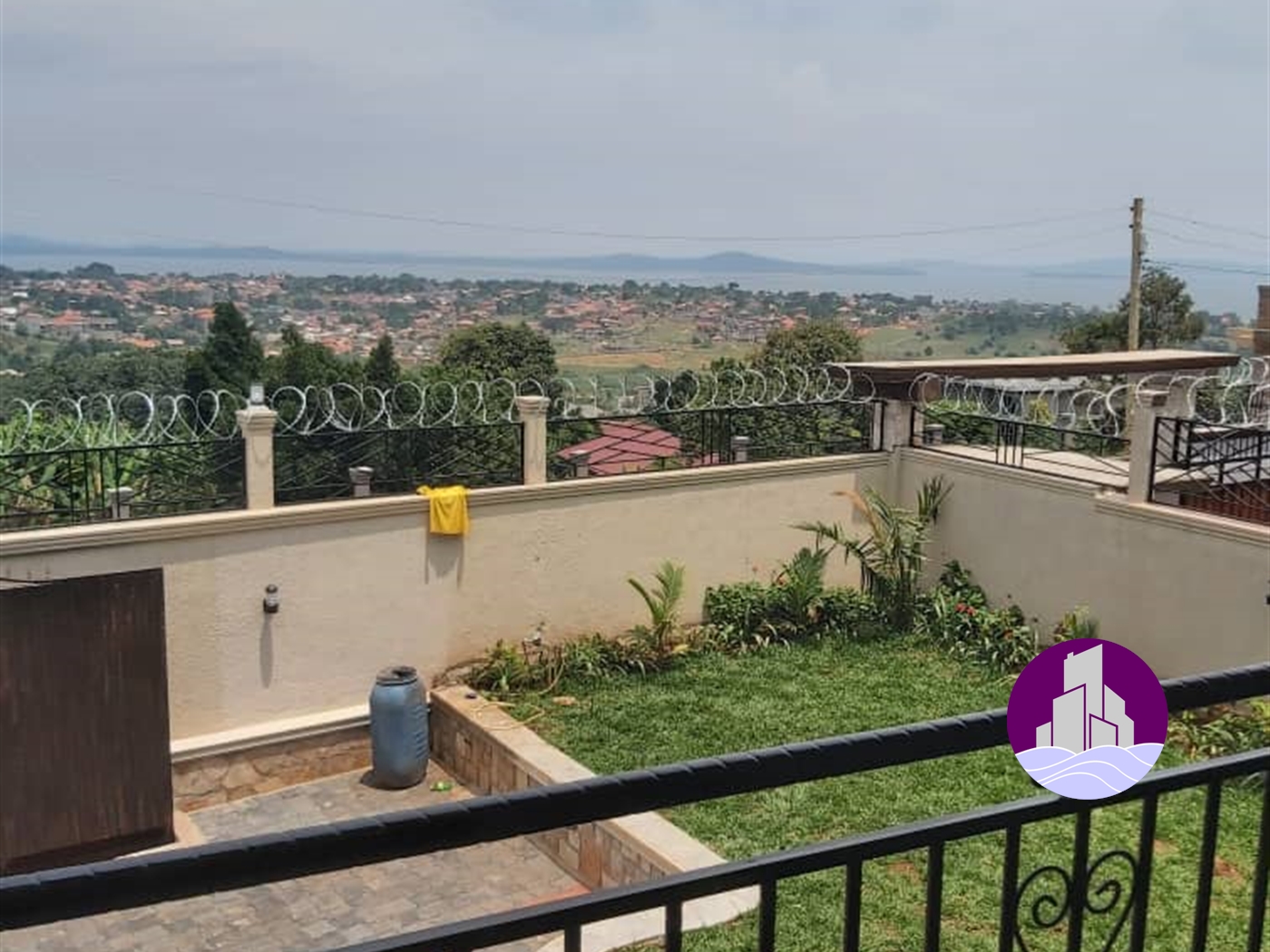 Mansion for sale in Kigo Wakiso