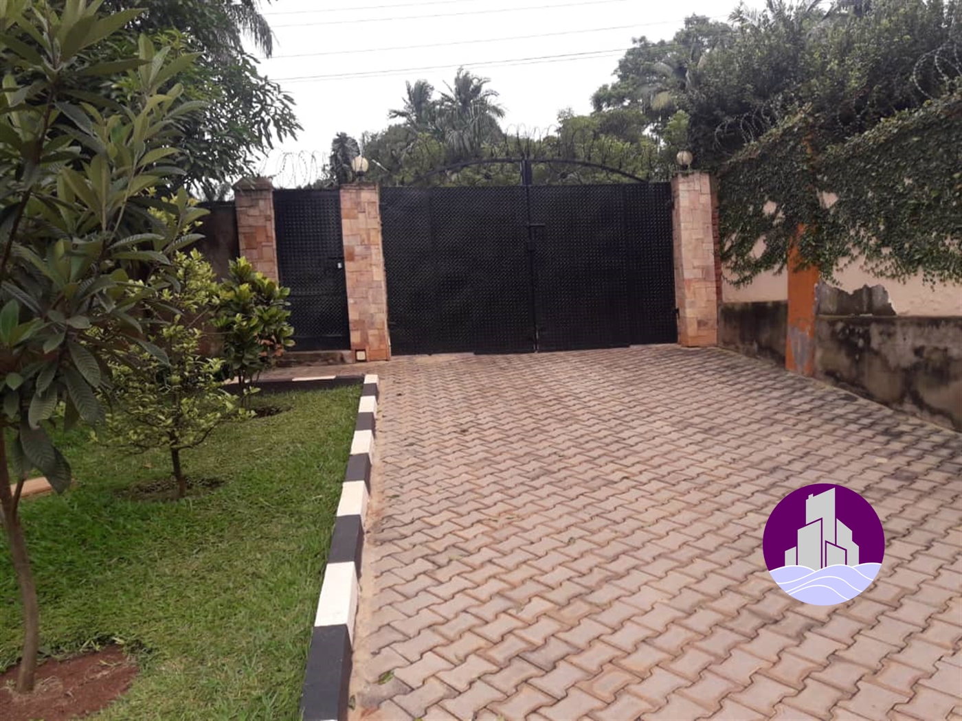 Bungalow for rent in Bugoloobi Kampala