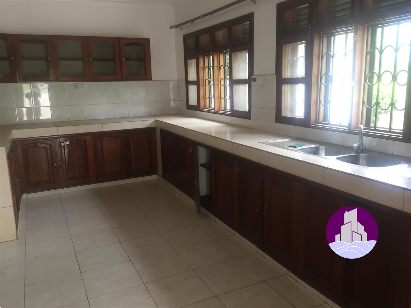 Bungalow for rent in Bugoloobi Kampala