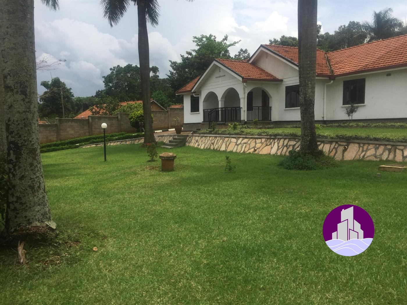 Bungalow for rent in Bugoloobi Kampala