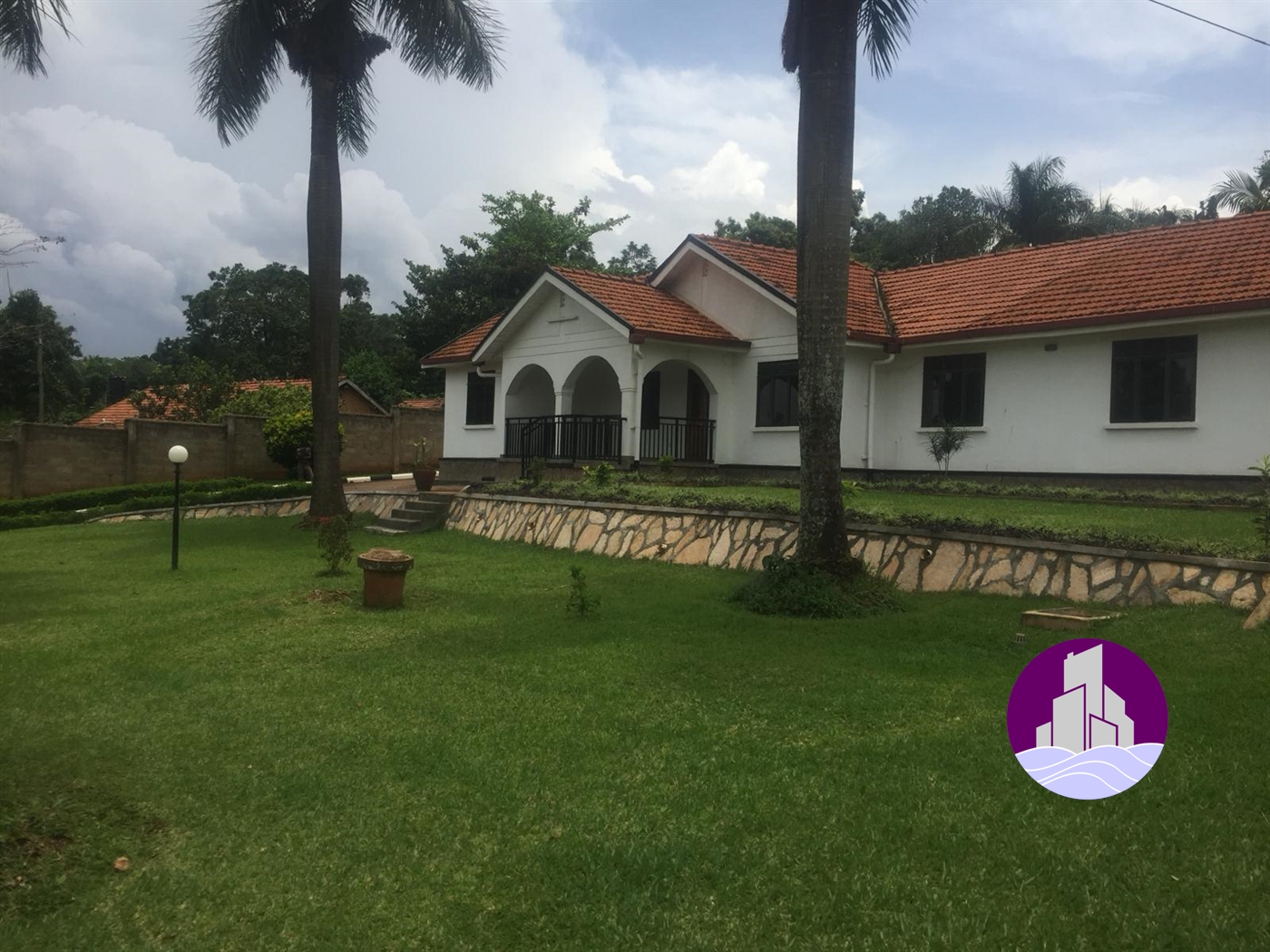 Bungalow for rent in Bugoloobi Kampala