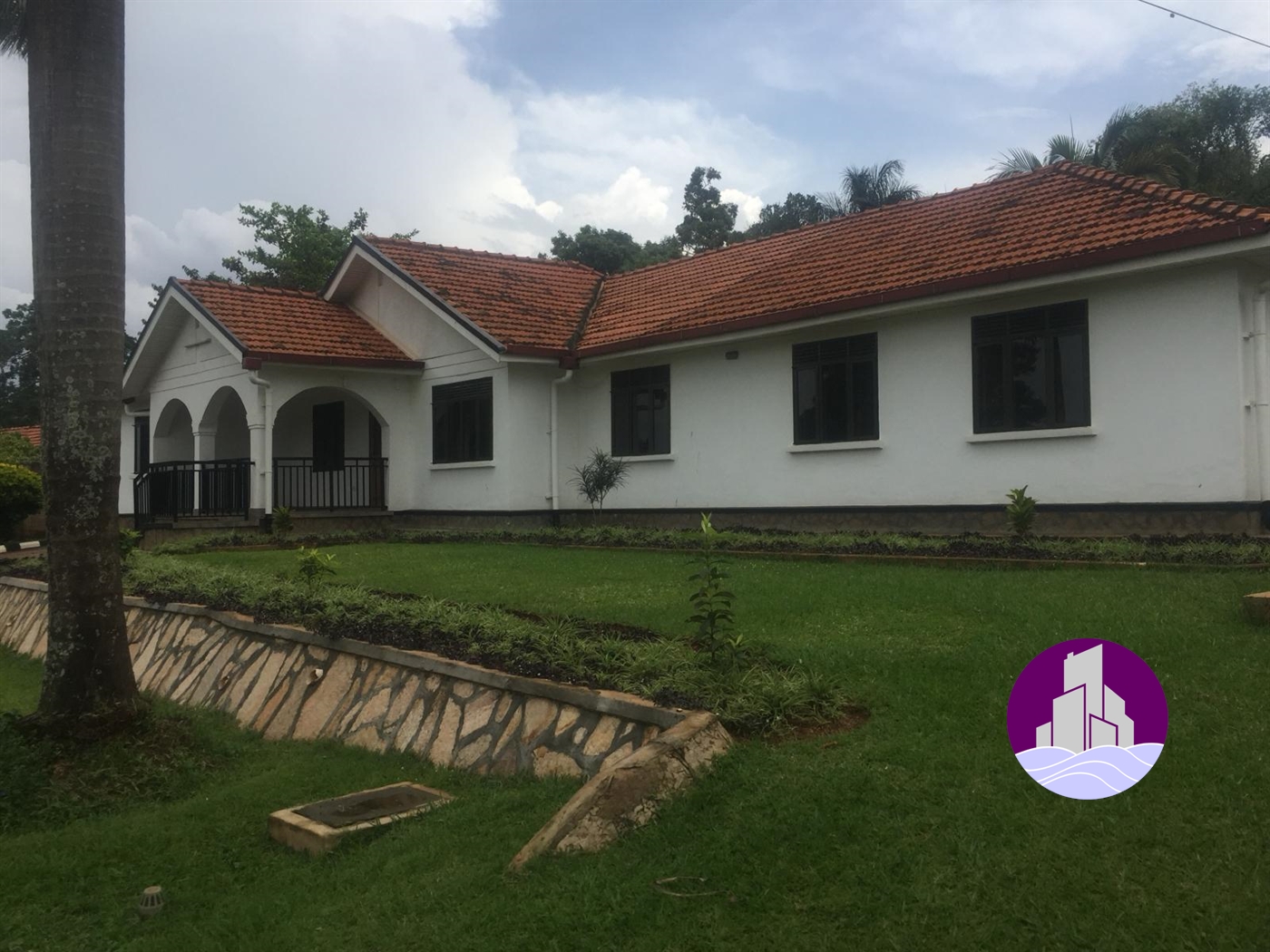 Bungalow for rent in Bugoloobi Kampala