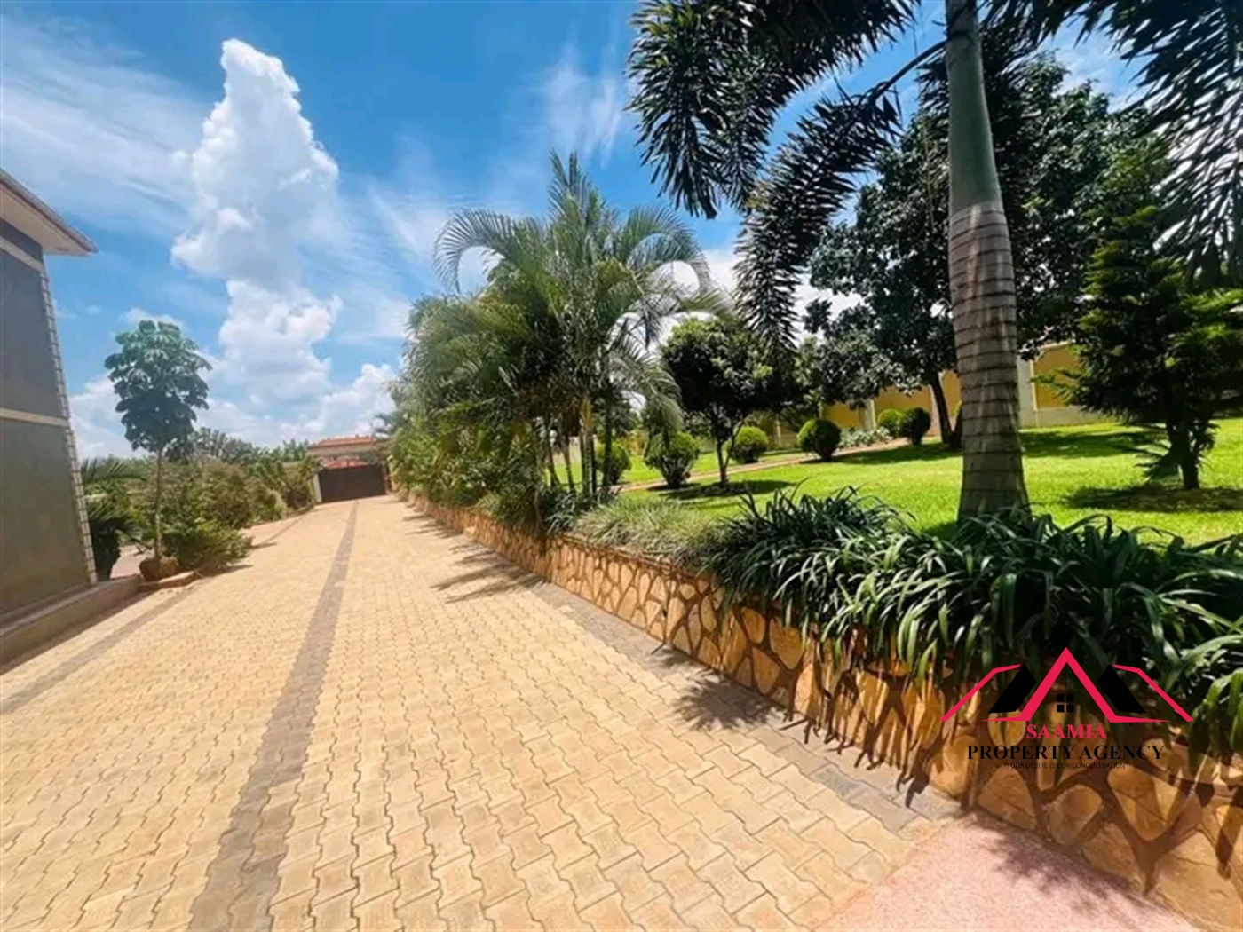 Mansion for sale in Kira Wakiso